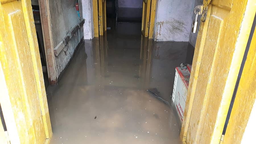 ಸೈದಾಪುರ ಪಟ್ಟಣದ ಉಪತಹಶೀಲ್ದಾರ್ ಕಚೇರಿ ಒಳಗಡೆ ಮಳೆ ನೀರು ನುಗ್ಗಿರುವುದು