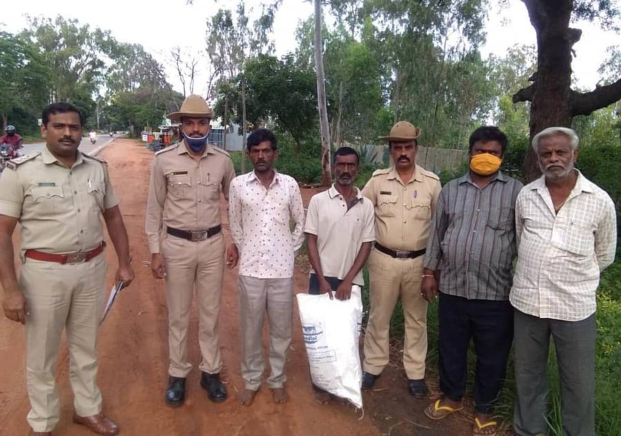 ವಿಜಯಪುರ-ದೇವನಹಳ್ಳಿ ರಸ್ತೆಯಲ್ಲಿರುವ ಜಂಗ್ಲಿಫೀರ್ ಬಾಬಾ ದರ್ಗಾ ಬಳಿ ಅಕ್ರಮವಾಗಿ ಗಾಂಜಾ ಮಾರಾಟ ಮಾಡುತ್ತಿದ್ದವರನ್ನು ಬಂಧಿಸಿರುವ ಪೊಲೀಸರು