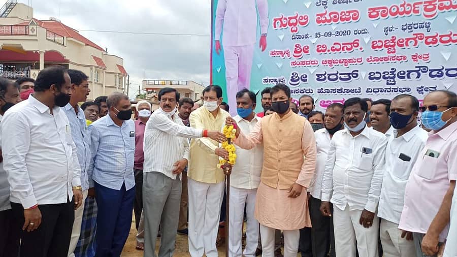 ಹೊಸಕೋಟೆ ತಾಲ್ಲೂಕಿನ ಭಕ್ತರಹಳ್ಳಿ ಗ್ರಾಮದಲ್ಲಿ ರಸ್ತೆ ಅಭಿವೃದ್ಧಿ ಕಾಮಗಾರಿಗೆ ಸಂಸದ ಬಿ.ಎನ್. ಬಚ್ಚೇಗೌಡ ಚಾಲನೆ ನೀಡಿದರು. ಜೊತೆಯಲ್ಲಿ ಶಾಸಕ ಶರತ್ ಬಚ್ಚೇಗೌಡ ಉಪಸ್ಥಿತರಿದ್ದರು.