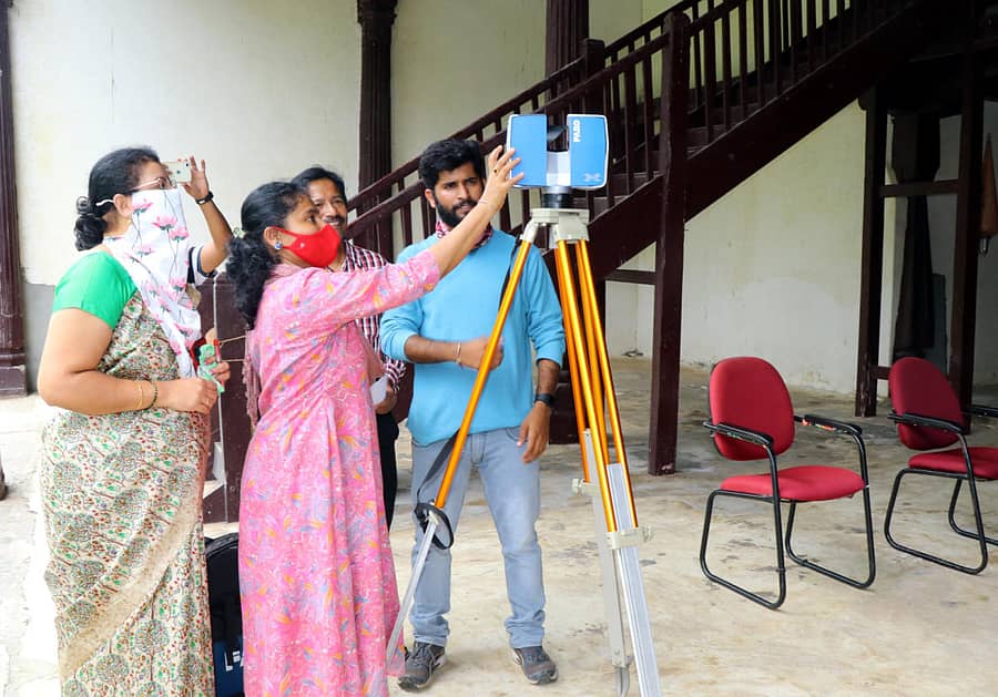 ಶಿವಮೊಗ್ಗದ ಶಿವಪ್ಪ ನಾಯಕ ಅರಮನೆಯಲ್ಲಿ ಪಾರಂಪರಿಕ ಕಟ್ಟಡಗಳು, ಸ್ಮಾರಕಗಳ 3ಡಿ ಡಿಜಿಟಲೀಕರಣ ಕಾರ್ಯಕ್ಕೆ ಬುಧವಾರ ಜಿಲ್ಲಾ ಪಂಚಾಯಿತಿ ಸಿಇಒ ಎಂ.ಎಲ್. ವೈಶಾಲಿ ಚಾಲನೆ ನೀಡಿದರು