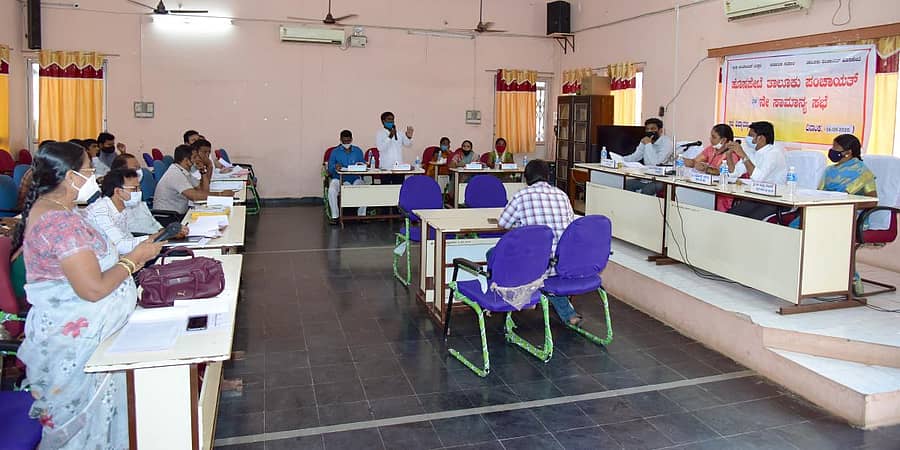 ಹೊಸಪೇಟೆಯಲ್ಲಿ ಬುಧವಾರ ನಡೆದ ತಾಲ್ಲೂಕು ಪಂಚಾಯಿತಿ ಸಾಮಾನ್ಯ ಸಭೆಯಲ್ಲಿ ಸದಸ್ಯ ಕೆ. ಗಾದಿಲಿಂಗಪ್ಪ ಅವರ ಪ್ರಶ್ನೆಗೆ ಉತ್ತರಿಸಿದ ಕ್ಷೇತ್ರ ಶಿಕ್ಷಣಾಧಿಕಾರಿ ಪಿ. ಸುನಂದಾ