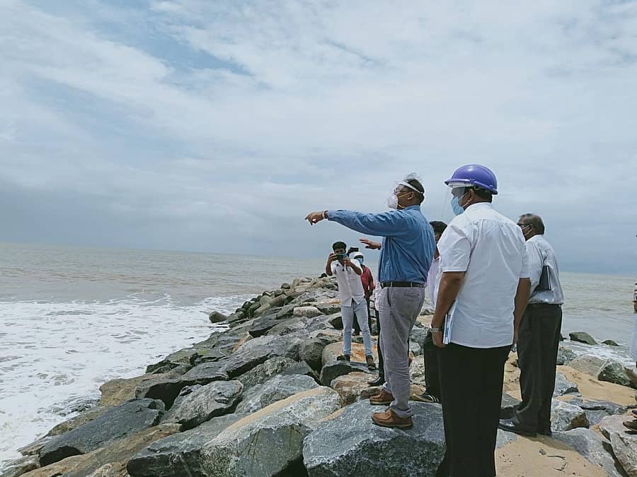 ಉಳ್ಳಾಲದ ಮುಕ್ಕಚೇರಿ ಕಡಲ ತೀರದಲ್ಲಿ ನಡೆಯುತ್ತಿರುವ ಕಾಮಗಾರಿಯನ್ನು ಬುಧವಾರ ಕಪಿಲ್ ಮೋಹನ್ ಪರಿಶೀಲಿಸಿದರು.