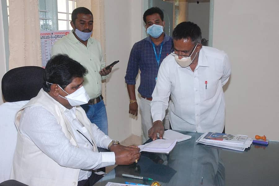 ಜಿಲ್ಲಾ ಉಸ್ತುವಾರಿ ಸಚಿವ ಎಚ್.ನಾಗೇಶ್ ಕೋಲಾರದಲ್ಲಿ ಬುಧವಾರ ಸಾರ್ವಜನಿಕರ ಕುಂದು ಕೊರತೆ ಆಲಿಸಿದರು.