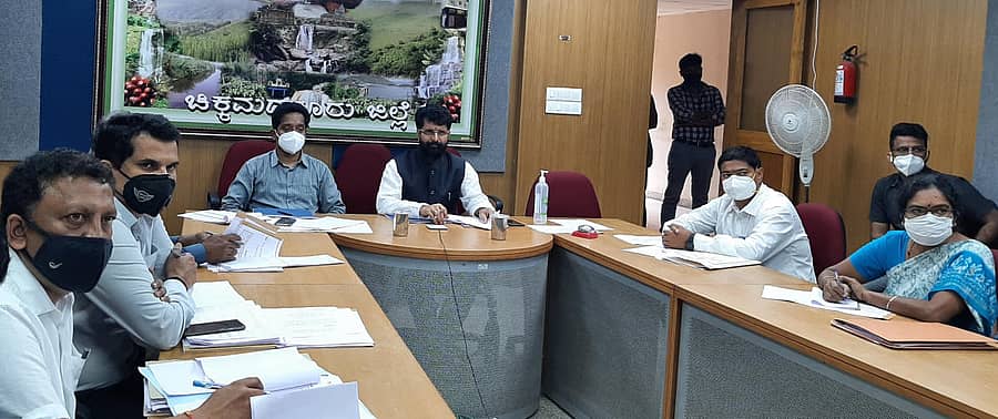 ಚಿಕ್ಕಮಗಳೂರಿನಲ್ಲಿ ಬುಧವಾರ ಸಚಿವ ರವಿ ಅವರು ಜಿಲ್ಲಾಧಿಕಾರಿಗಳೊಂದಿಗೆ ವಿಡಿಯೋ ಸಂವಾದಲ್ಲಿ ಮಾತನಾಡಿದರು.