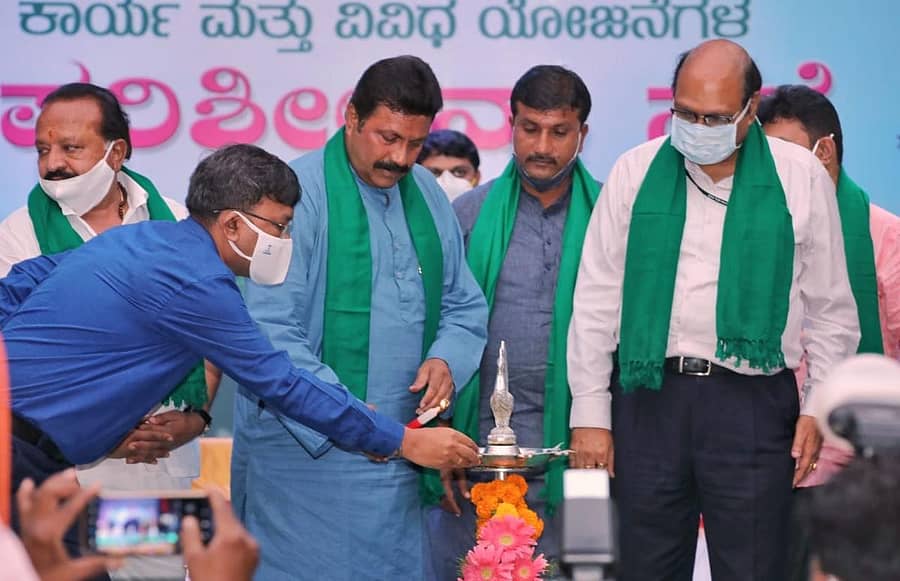 ಕೃಷಿ ಇಲಾಖೆಯ ಕಲಬುರ್ಗಿ ವಿಭಾಗ ಮಟ್ಟದ ಪ್ರಗತಿ ಪರಿಶೀಲನಾ ಸಭೆಯನ್ನು ಕೃಷಿ ಸಚಿವ ಬಿ.ಸಿ.ಪಾಟೀಲ ಉದ್ಘಾಟಿಸಿದರು. ವಿಧಾನಪರಿಷತ್ ಸದಸ್ಯ ಬಿ.ಜಿ.ಪಾಟೀಲ, ಜಿ.ಪಂ. ಕೃಷಿ ಸ್ಥಾಯಿ ಸಮಿತಿ ಅಧ್ಯಕ್ಷ ಗುರುಶಾಂತಗೌಡ ಪಾಟೀಲ, ಇಲಾಖೆ ಆಯುಕ್ತ ಬ್ರಿಜೇಶಕುಮಾರ್, ಜಂಟಿ ನಿರ್ದೇಶಕ ಡಾ.ರತೇಂದ್ರನಾಥ ಸೂಗುರ ಇದ್ದರು