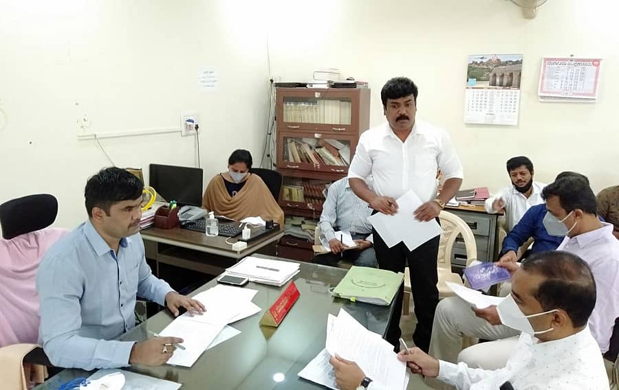 ಎಸ್ಸಿ–ಎಸ್ಟಿ ದೌರ್ಜನ್ಯ ತಡೆ ಕಾಯ್ದೆ ಜಿಲ್ಲಾ ಮೇಲ್ವಿಚಾರಣಾ ಮತ್ತು ಬಲವರ್ಧನಾ ಸಮಿತಿ ಅಧ್ಯಕ್ಷ ವಿ.ಸೋಮಶೇಖರ್ ಕೋಲಾರದಲ್ಲಿ ಬುಧವಾರ ಸಮಿತಿಯ ಸಭೆ ನಡೆಸಿದರು.