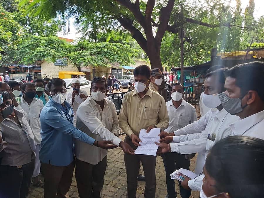 ಗೋಕಾಕ ಹಾಗೂ ಮೂಡಲಗಿ ತಾಲ್ಲೂಕುಗಳ ಸಂತ್ರಸ್ತರು ಜಿಲ್ಲಾಧಿಕಾರಿ ಎಂ.ಜಿ. ಹಿರೇಮಠ ಅವರಿಗೆ ಬುಧವಾರ ಮನವಿ ಸಲ್ಲಿಸಿದರು