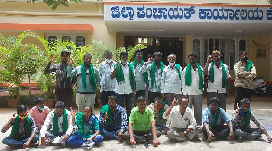 ಜಿಲ್ಲಾ ಪಂಚಾಯಿತಿ ಮುಖ್ಯ ಕಾರ್ಯ ನಿರ್ವಹಣಾಧಿಕಾರಿ ಹುದ್ದೆ ಭರ್ತಿ ಮಾಡುವಂತೆ ಒತ್ತಾಯಿಸಿ ರಾಜ್ಯ ರೈತ ಸಂಘ ಮತ್ತು ಹಸಿರು ಸೇನೆ ಸದಸ್ಯರು ಕೋಲಾರದಲ್ಲಿ ಬುಧವಾರ ಧರಣಿ ನಡೆಸಿದರು.