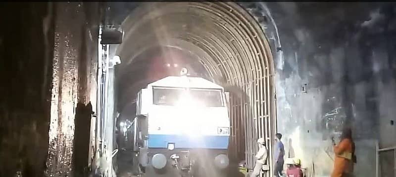 ಗೋವಾದ ಪೆರ್ನೆಂ ಬಳಿ ಆ.6ರಂದು ಸುರಂಗದ ಮಣ್ಣು ಕುಸಿದು ರೈಲು ಹಳಿಯ ಮೇಲೆ ಬಿದ್ದಿತ್ತು. ಇದೀಗ ತೆರವು ಮಾಡಲಾಗಿದ್ದು, ರೈಲು ಸಂಚಾರ ಆರಂಭಗೊಂಡಿದೆ (ಪ್ರಜಾವಾಣಿ ಚಿತ್ರ)