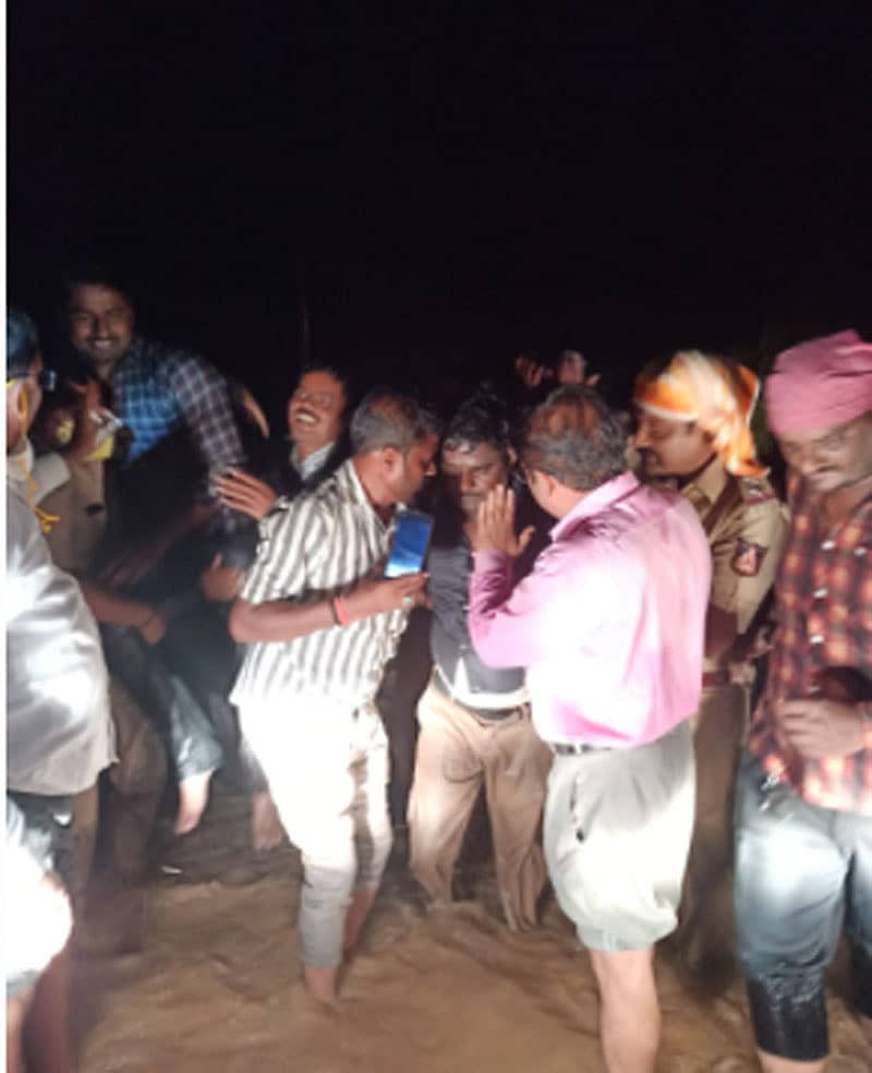 ತಹಶೀಲ್ದಾರ್ ಪಂಡಿತ ಬಿರಾದಾರ ಅವರನ್ನು ರಕ್ಷಿಸಲಾಗಿದೆ