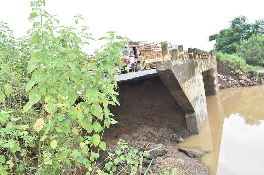 ಚಿಂಚೋಳಿ ಬೀದರ್ ಮಧ್ಯೆ ಸಂಪರ್ಕ ಕಡಿತವಾಗಿದೆ.