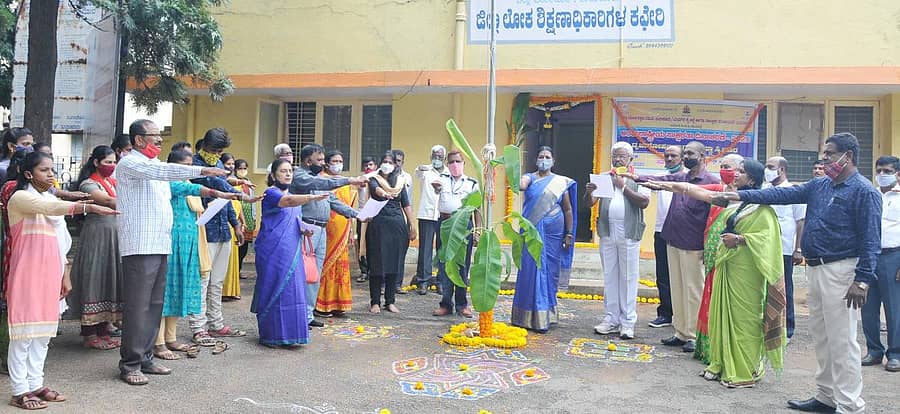 ತುಮಕೂರು ಜಿ.ಪಂ ಬಳಿ ಸೋಮವಾರ ನಡೆದ ಅಂತರರಾಷ್ಟ್ರೀಯ ಸಾಕ್ಷರತಾ ದಿನಾಚರಣೆಯಲ್ಲಿ ಪ್ರತಿಜ್ಞಾ ವಿಧಿ ಬೋಧಿಸಲಾಯಿತು