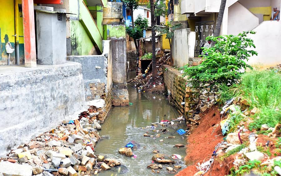 ಒತ್ತುವರಿಯಿಂದ ಕಿರಿದಾಗಿರುವ ರಾಜಕಾಲುವೆ –ಪ್ರಜಾವಾಣಿ ಚಿತ್ರ