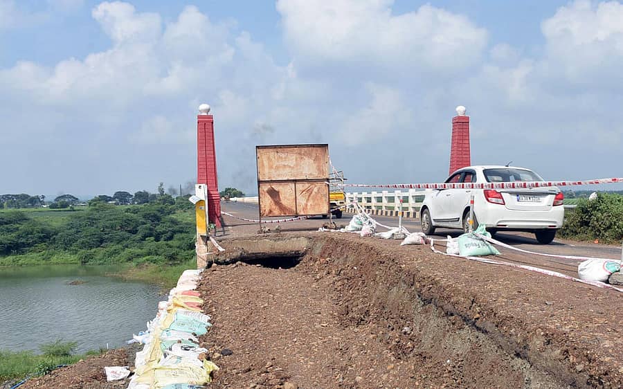 ಬೀದರ್-ಔರಾದ್ (ರಾಷ್ಟ್ರೀಯ ಹೆದ್ದಾರಿಯ ಸಂಖ್ಯೆ 161ಎ) ಮಾರ್ಗದಲ್ಲಿ ಔರಾದ್‌ ತಾಲ್ಲೂಕಿನ ಕೌಠಾ ಗ್ರಾಮದ ಬಳಿ ಮಾಂಜ್ರಾ ನದಿಗೆ ಅಡ್ಡಲಾಗಿ ನಿರ್ಮಿಸಿರುವ ಸೇತುವೆ ಬಳಿ ಮಣ್ಣು ಕುಸಿದಿರುವ ಕಾರಣ ಭಾರಿ ವಾಹನ ಸಂಚಾರ ನಿಷೇಧಿಸಲಾಗಿದೆ/ ಚಿತ್ರ: ಗುರುಪಾದಪ್ಪ ಸಿರ್ಸಿ