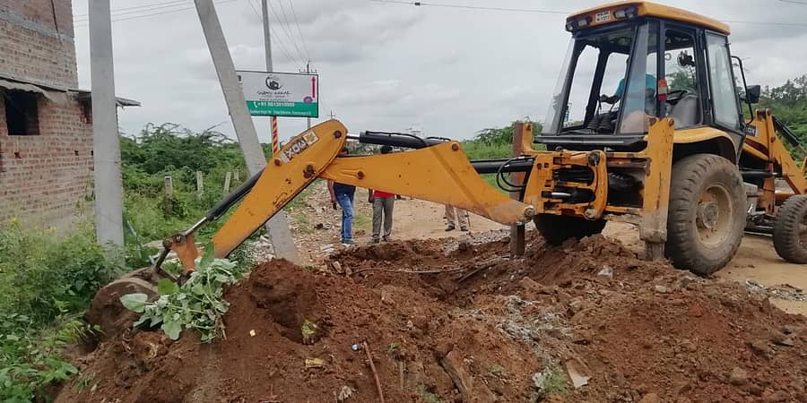 ಕೆಜಿಎಫ್ ಗೌತಮನಗರದ ಬಳಿಯ ಮಸ್ಕಂ ಗೌಡನ ಕೆರೆಯನ್ನು ಬುಧವಾರ ತೆರವುಗೊಳಿಸಲಾಯಿತು
