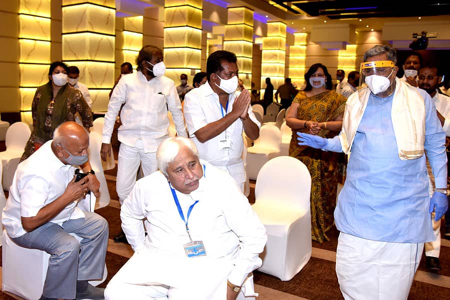 ಕಾಂಗ್ರೆಸ್ ಶಾಸಕಾಂಗ ಪಕ್ಷದ ಸಭೆಯಲ್ಲಿ ಭಾಗವಹಿಸಲು ಆಗಮಿಸಿದ ಸಿದ್ದರಾಮಯ್ಯ --– ಪ್ರಜಾವಾಣಿ ಚಿತ್ರ