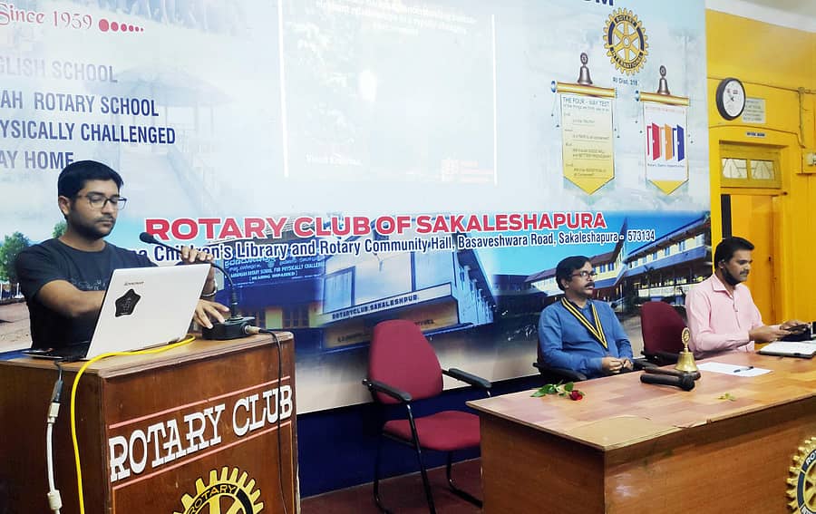 ಸಕಲೇಶಪುರದ ರೋಟರಿ ಸಂಸ್ಥೆ ವತಿಯಿಂದ ಕಾಡಾನೆ ಹಾಗೂ ಮಾನವ ಸಂಘರ್ಷ ಬಗ್ಗೆ ಹಮ್ಮಿಕೊಂಡಿದ್ದ ಸಂವಾದದಲ್ಲಿ ವಿನೋದ್‌ಕೃಷ್ಣ ಮಾತನಾಡಿದರು