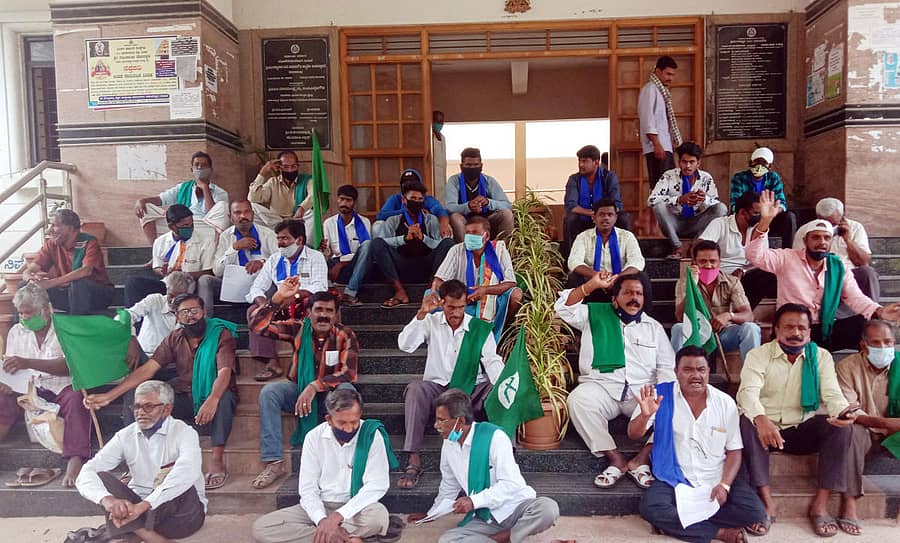 ರೈತಸಂಘ ಮತ್ತು ದಲಿತ ಸಂಘರ್ಷ ಸಮಿತಿ ಕಾರ್ಯಕರ್ತರು ಬುಧವಾರ ಶ್ರೀರಂಗಪಟ್ಟಣ ಮಿನಿ ವಿಧಾನಸೌಧದ ಎದುರು ಪ್ರತಿಭಟನೆ ನಡೆಸಿದರು