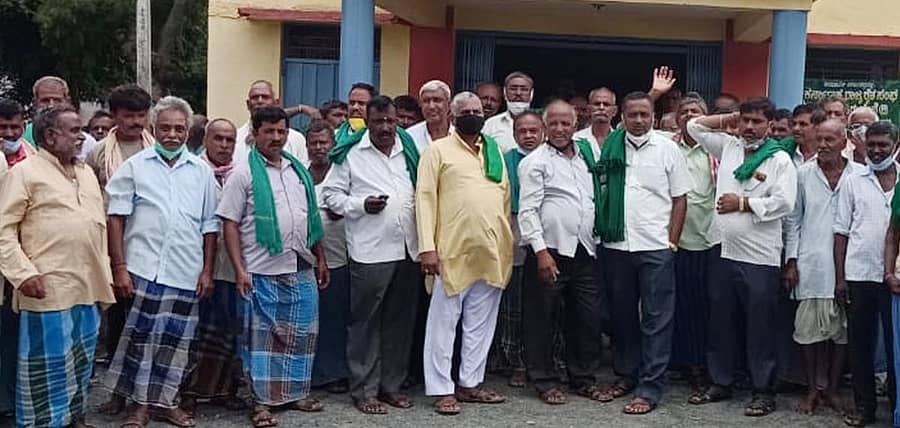 ಬ್ಯಾಡಗಿ ತಾಲ್ಲೂಕಿನ ಮೋಟೆಬೆನ್ನೂರ ಗ್ರಾಮ ಪಂಚಾಯ್ತಿ ವ್ಯಾಪ್ತಿಯ 932 ರೈತರ 2015–16ನೇ ಸಾಲಿನ ಬೆಳೆ ವಿಮೆ ಪರಿಹಾರದ ಹಣ ಮಂಜೂರಾದ ಹಿನ್ನೆಲೆಯಲ್ಲಿ ರೈತರು ಬುಧವಾರ ವಿಜಯೋತ್ಸವ ಆಚರಿಸಿದರು