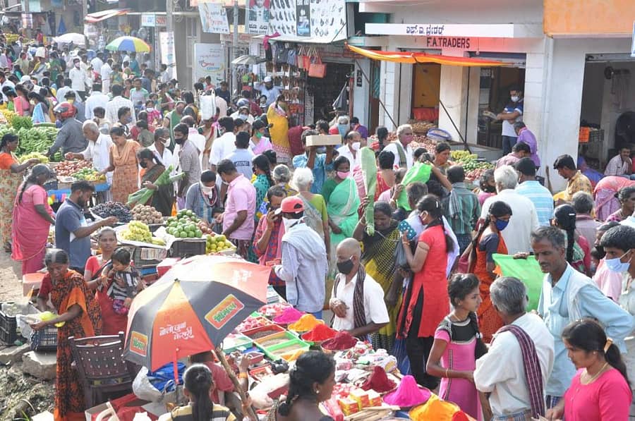 ಮಂಡ್ಯ ನಗರದ ಮಾರುಕಟ್ಟೆಯಲ್ಲಿ ಪಿತೃಪಕ್ಷ ಹಬ್ಬದ ಹಿನ್ನೆಲೆ ಅಗತ್ಯ ಸಾಮಗ್ರಿಗಳನ್ನು ಜನರು ಖರೀದಿಸಿದರು –ಸಂತೋಷ್‌ ಚಂದ್ರಮೂರ್ತಿ