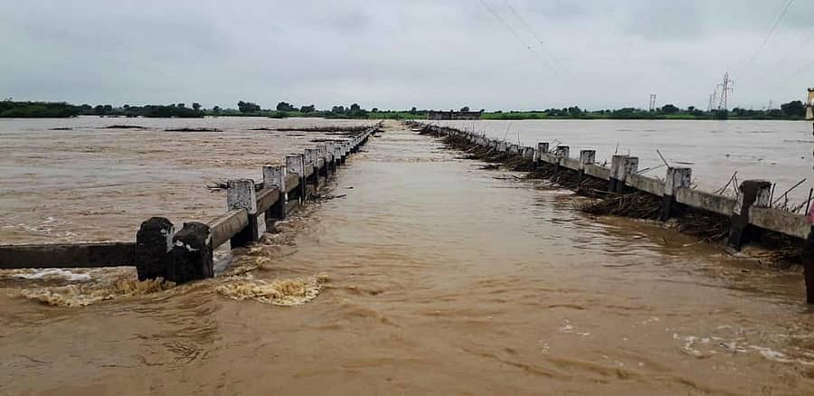 ಇಂಗಳಗಿ– ಶಹಾಬಾದ್ ಮಧ್ಯೆ ಹರಿಯುವ ಕಾಗಿಣಾ ನದಿಯು ತುಂಬಿ ಹರಿಯುತ್ತಿದ್ದು, ಸೇತುವೆ ಮೇಲೆ ನೀರು ಹರಿಯುತ್ತಿರುವುದು