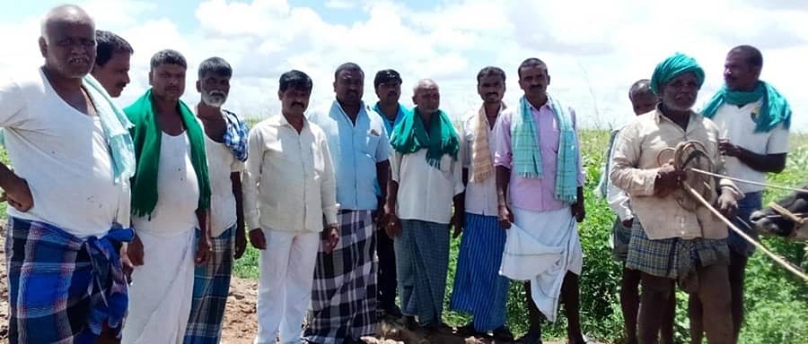 ರಾಣೆಬೆನ್ನೂರು ತಾಲ್ಲೂಕಿ ನಿಟ್ಟೂರ-ಕೋಣನತಲೆ ಸಂಪರ್ಕ ರಸ್ತೆ ಕಾಮಗಾರಿ ಶೀಘ್ರವಾಗಿ ಪೂರ್ಣಗೊಳಿಸಬೇಕು ಎಂದು ಒತ್ತಾಯಿಸಿ ರೈತರು ಪ್ರತಿಭಟಿಸಿದರು