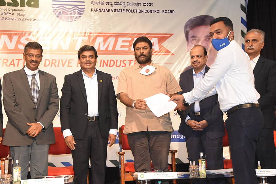 ಸಚಿವ ಆನಂದ್‌ ಸಿಂಗ್ ಅವರು ಸಮ್ಮತಿ ಪತ್ರ ವಿತರಿಸಿದರು. ಶ್ರೀನಿವಾಸಲು, ಕಾಸಿಯಾ ಅಧ್ಯಕ್ಷ ಕೆ.ಬಿ. ಅರಸಪ್ಪ, ನಿಕಟಪೂರ್ವ ಅಧ್ಯಕ್ಷ ಆರ್. ರಾಜು ಇದ್ದರು