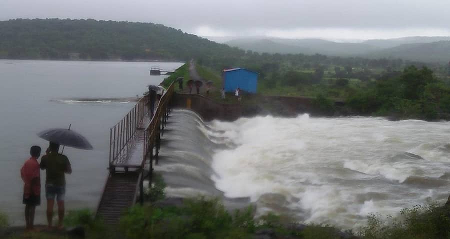 ಚಿಂಚೋಳಿ ತಾಲ್ಲೂಕು ಚಿಕ್ಕಲಿಂಗದಳ್ಳಿ ಕೆರೆ ಭೋರ್ಗರೆಯುತ್ತಿರುವುದು
