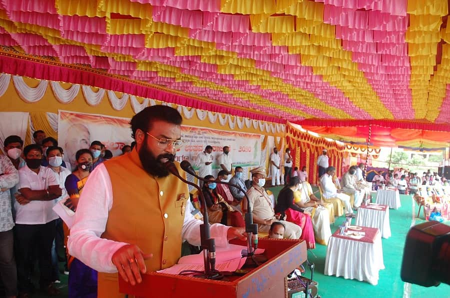 ಆರೋಗ್ಯ ಮತ್ತು ಕುಟುಂಬ ಕಲ್ಯಾಣ ಇಲಾಖೆ ಸಚಿವ ಶ್ರೀರಾಮುಲು ರಾಷ್ಟ್ರ ಧ್ವಜರೋಹರಣ ನೆರವೇರಿಸಿದ ನಂತರ ಭಾಷಣ ಮಾಡಿದರು