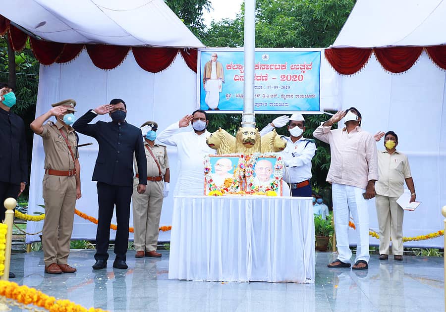 ರಾಯಚೂರಿನ ಜಿಲ್ಲಾ ಪೊಲೀಸ್‌ ಮೈದಾನದಲ್ಲಿ ಕಲ್ಯಾಣ ಕರ್ನಾಟಕ ಉತ್ಸವ ದಿನದಂದು ಉಪಮುಖ್ಯಮಂತ್ರಿ ಲಕ್ಷ್ಮಣ ಸವದಿ ಅವರು ಗುರುವಾರ ಆಯೋಜಿಸಿದ್ದ ಸಮಾರಂಭದಲ್ಲಿ ರಾಷ್ಟ್ರಧ್ವಜಾರೋಹಣ ನೆರವೇರಿಸಿದರು