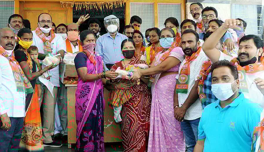 ಗೋಕಾಕದಲ್ಲಿ ಪ್ರಧಾನಿ ನರೇಂದ್ರ ಮೋದಿ ಅವರ 70ನೇ ಜನ್ಮದಿನದ ಅಂಗವಾಗಿ ಬಿಜೆಪಿ ಕಾರ್ಯಕರ್ತರು ಸರ್ಕಾರಿ ಆಸ್ಪತ್ರೆಯ ರೋಗಿಗಳಿಗೆ ಗುರುವಾರ ಹಣ್ಣುಗಳನ್ನು ವಿತರಿಸಿದರು