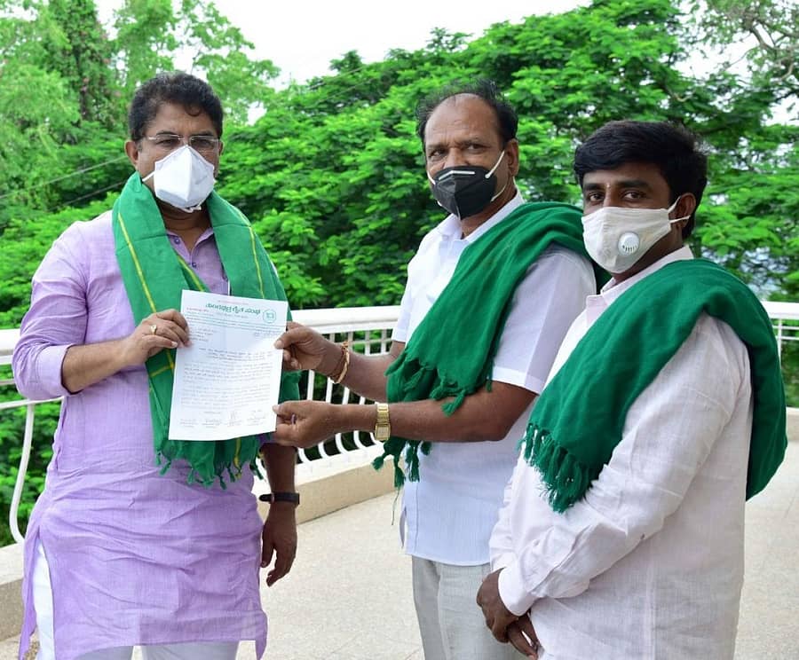 ತುಂಗಭದ್ರಾ ರೈತ ಸಂಘದ ಮುಖಂಡ ದರೂರು ಪುರುಷೋತ್ತಮಗೌಡ ಅವರು ಗುರುವಾರ ಹೊಸಪೇಟೆಯಲ್ಲಿ ಕಂದಾಯ ಸಚಿವ ಆರ್‌. ಅಶೋಕ್‌ ಅವರಿಗೆ ಮನವಿ ಪತ್ರ ಸಲ್ಲಿಸಿದರು