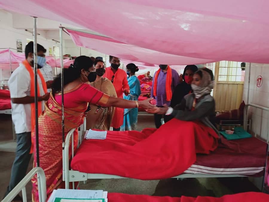 ನರೇಂದ್ರ ಮೋದಿ ಹುಟ್ಟುಹಬ್ಬದ ಅಂಗವಾಗಿ ಬಿಜೆಪಿ ಕಾರ್ಯಕರ್ತರು ಹಾಸನ ಸರ್ಕಾರಿ ಆಸ್ಪತ್ರೆ ರೋಗಿಗಳಿಗೆ ಹಣ್ಣು ವಿತರಿಸಿದರು.