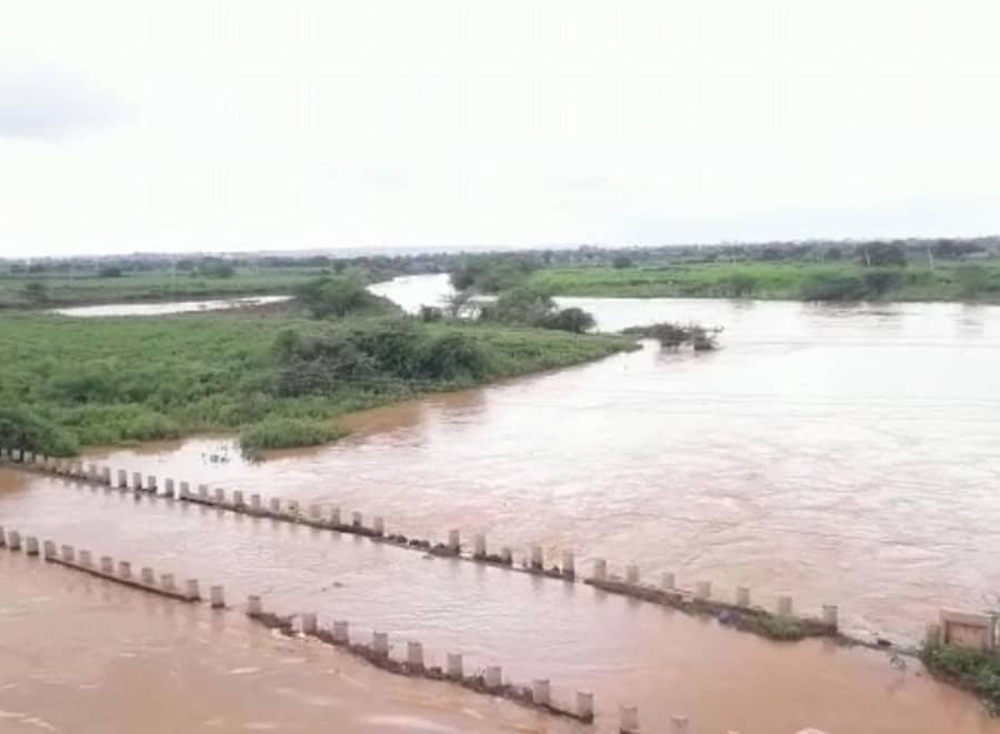 ಬೀದರ್ ತಾಲ್ಲೂಕಿನ ಬಗದಲ್ ಸಮೀಪದ ಹಳೆಯ ಸೇತುವೆ ಮಳೆಯಿಂದಾಗಿ ನೀರಿನಲ್ಲಿ ಮುಳುಗಿದೆ