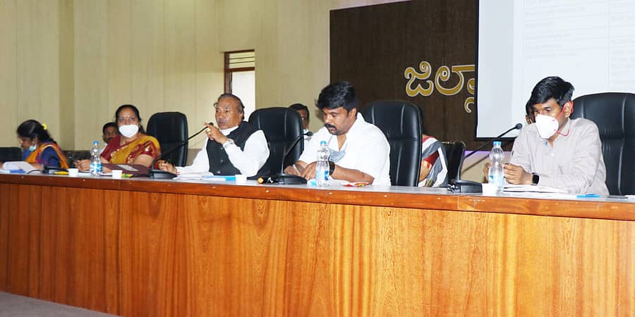 ಶಿವಮೊಗ್ಗದಲ್ಲಿ ಗುರುವಾರ ನಡೆದ ಸಭೆಯಲ್ಲಿ ಕರ್ನಾಟಕ ನಗರ ನೀರು ಸರಬರಾಜು ಮತ್ತು ಒಳಚರಂಡಿ ಮಂಡಳಿ ಅಧ್ಯಕ್ಷ ರಾಜುಗೌಡ ಮಾತನಾಡಿದರು.