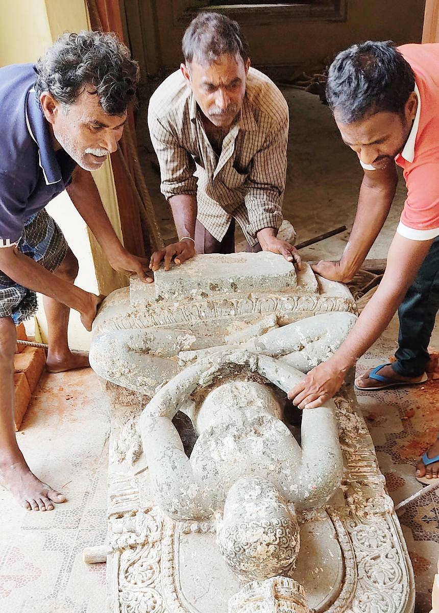 ಯಳಂದೂರು ಪಟ್ಟಣದ ದಿವಾನ್ ಪೂರ್ಣಯ್ಯ ವಸ್ತು ಸಂಗ್ರಹಾಲಯದ ಮುಂಭಾಗ ಜಿನಮೂರ್ತಿಯನ್ನು ಅಲಂಕರಿಸಲು ಸಿದ್ಧತೆ ನಡೆಸಲಾಯಿತು