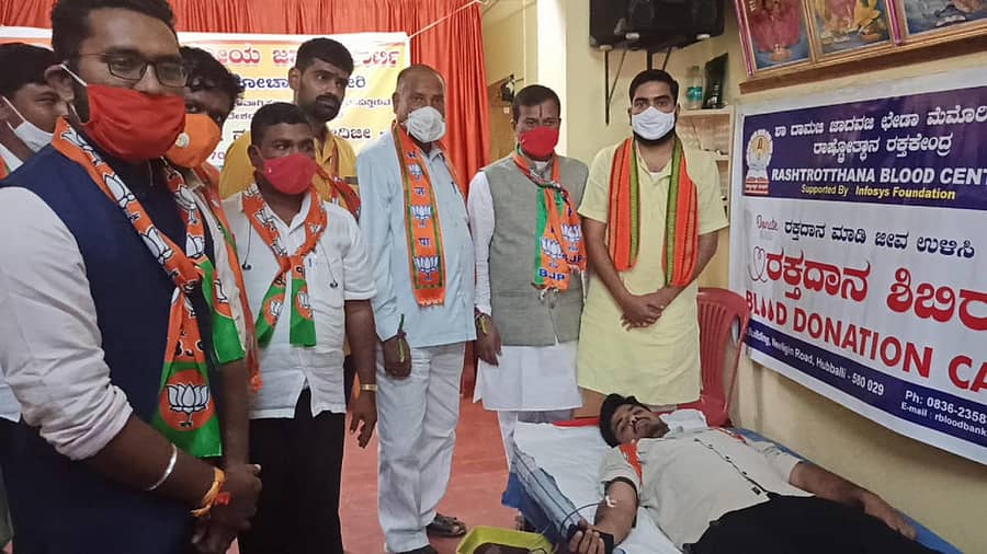 ಹಾವೇರಿ ನಗರದ ಬಿಜೆಪಿ ಜಿಲ್ಲಾ ಕಾರ್ಯಾಲಯದಲ್ಲಿ ಪ್ರಧಾನಿ ನರೇಂದ್ರ ಮೋದಿ ಅವರ 70ನೇ ವರ್ಷದ ಜನ್ಮದಿನದ ಅಂಗವಾಗಿ ಯುವ ಮೋರ್ಚಾ ವತಿಯಿಂದ ರಕ್ತದಾನ ಶಿಬಿರ ನಡೆಯಿತು. ಶಾಸಕ ನೆಹರು ಓಲೇಕಾರ, ಸಿದ್ದರಾಜ ಕಲಕೋಟಿ ಇದ್ದಾರೆ