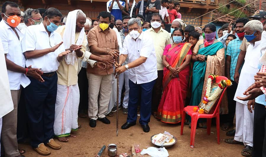 ಜಿಲ್ಲಾ ಉಸ್ತುವಾರಿ ಸಚಿವ ಜಗದೀಶ ಶೆಟ್ಟರ್ ಬ್ಯಾಹಟ್ಟಿಯಲ್ಲಿ ರಸ್ತೆ ನಿರ್ಮಾಣ ಕಾಮಗಾರಿಗೆ ಭೂಮಿಪೂಜೆ ನೆರವೇರಿಸಿದರು