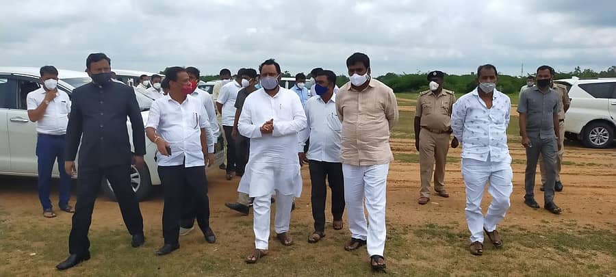 ರಾಯಚೂರಿನ ಯರಮರಸ್ ಬಳಿ ವಿಮಾನ ನಿಲ್ದಾಣಕ್ಕೆ ಕಾಯ್ದಿರಿಸಿದ ಜಾಗಕ್ಕೆ ಉಪಮುಖ್ಯಮಂತ್ರಿ ಲಕ್ಷ್ಮಣ ಸವದಿ ಅವರು ಅಧಿಕಾರಿಗಳು ಮತ್ತು ಜನಪ್ರತಿನಿಧಿಗಳೊಂದಿಗೆ ಗುರುವಾರ ಭೇಟಿ ನೀಡಿದರು