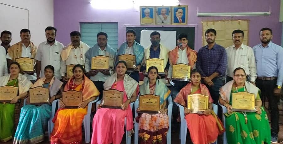 ಎಸ್ಸೆಸ್ಸೆಲ್ಸಿ ಪರೀಕ್ಷೆಯ ಸಮಾಜ ವಿಜ್ಞಾನ ವಿಷಯದಲ್ಲಿ ಉತ್ತಮ ಫಲಿತಾಂಶ ಗಳಿಸಲು ಮಕ್ಕಳಿಗೆ ಪ್ರೇರಣೆ ನೀಡಿದ ಶಿಕ್ಷಕರನ್ನು ಡಿಡಿಪಿಐ ಕೆ.ಎಂ.ಜಯರಾಮರೆಡ್ಡಿ ಕೋಲಾರದಲ್ಲಿ ಬುಧವಾರ ಸನ್ಮಾನಿಸಿದರು.
