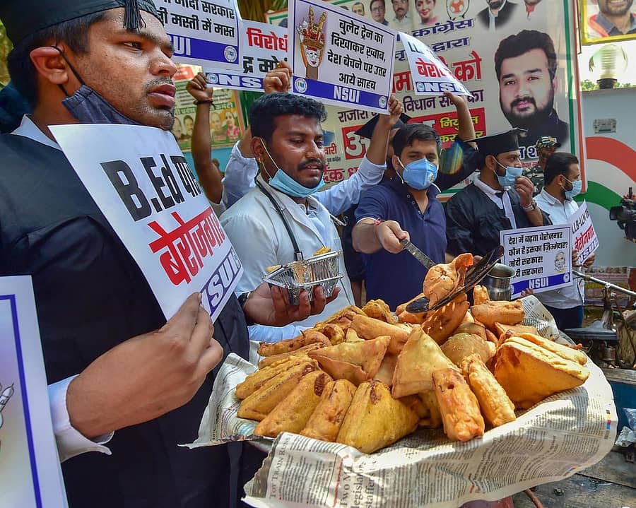 ನವದೆಹಲಿಯಲ್ಲಿ ಪಕೋಡ ಮಾರಾಟ ಮಾಡುವ ಮೂಲಕ ಎನ್ಎಸ್ಯುಐ ಕಾರ್ಯಕರ್ತರು ಪ್ರತಿಭಟನೆ ನಡೆಸಿದರು –ಪಿಟಿಐ ಚಿತ್ರ