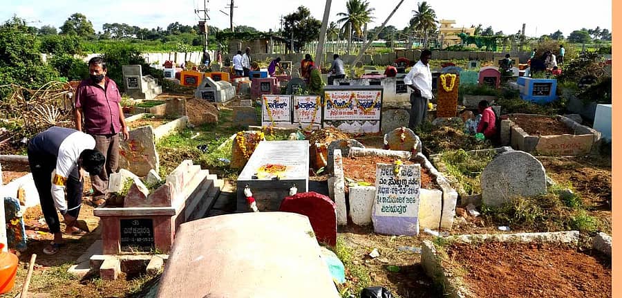 ವಿಜಯಪುರದ ಬಸವಕಲ್ಯಾಣಮಠದ ರಸ್ತೆಯಲ್ಲಿರುವ ರುದ್ರಭೂಮಿಯಲ್ಲಿ ಮಹಾಲಯ ಅಮಾವಾಸ್ಯೆಯ ಅಂಗವಾಗಿ ಜನರು ಪಿತೃಗಳ ಸಮಾಧಿಗಳಿಗೆ ಪೂಜೆ ಸಲ್ಲಿಸಿದರು