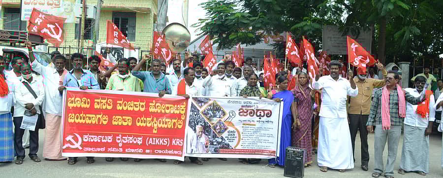 ಮಾನ್ವಿಯಲ್ಲಿ ಗುರುವಾರ ಭೂಮಿ ಹಾಗೂ ವಸತಿ ಹಕ್ಕು ವಂಚಿತರ ಹೋರಾಟದ ಜನಾಜಾಗೃತಿ ಜಾಥಾ ಹಮ್ಮಿಕೊಳ್ಳಲಾಗಿತ್ತು