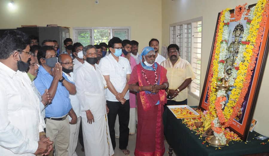 ತುಮಕೂರಿನಲ್ಲಿ ಗುರುವಾರ ವಿಶ್ವಕರ್ಮ ಜಯಂತಿ ಆಚರಿಸಲಾಯಿತು. ನೀಲಕಂಠಾಚಾರ್ಯ ಸ್ವಾಮೀಜಿ, ಶಾಸಕ ಜಿ.ಬಿ.ಜ್ಯೋತಿಗಣೇಶ್, ಮುಖಂಡ ಎಚ್.ಪಿ.ನಾಗರಾಜಾಚಾರ್ ಇತರರು ಪಾಲ್ಗೊಂಡಿದ್ದರು