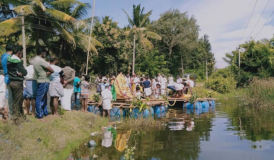 ರಾಮನಾಥಪುರ ಹೋಬಳಿಯ ಕಾಳೇನಹಳ್ಳಿಯಲ್ಲಿ ಗೌರಮ್ಮ ಮತ್ತು ದಿಡ್ಡಮ್ಮ ದೇವಿಯರಿಗೆ ಇಲ್ಲಿನ ದೊಡ್ಡಕೆರೆಯಲ್ಲಿ ತೆಪ್ಪೋತ್ಸವ ನಡೆಸಲು ಸಿದ್ಧತೆ ಮಾಡುತ್ತಿರುವುದು