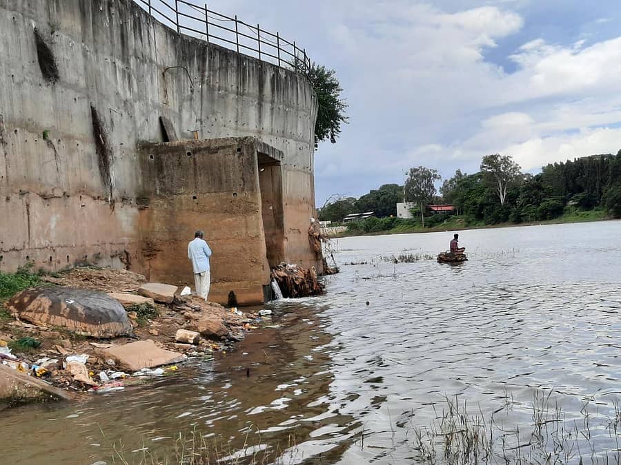 ಶಿವಮೊಗ್ಗ ನಗರದ ರಾಜಾ ಕಾಲುವೆ ನೀರು ತುಂಗಾ ನದಿಗೆ ಸೇರುತ್ತಿರುವುದು.