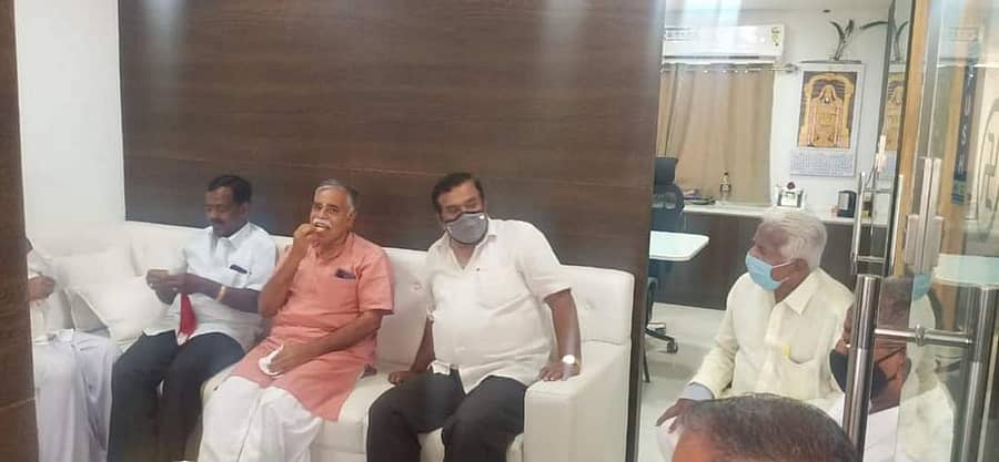 ಶಾಸಕ ಬಿ.ಸಿ.ನಾಗೇಶ್, ಲೋಕೇಶ್ವರ ಒಟ್ಟಾಗಿ ಮಾತುಕತೆ ನಡೆಸಿದರು