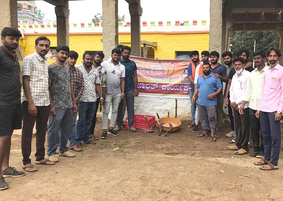 ಮೋದಿ ಜನ್ಮ ದಿನಾಚರಣೆ ಅಂಗವಾಗಿ ದೇವಾಲಯ ಆವರಣ ಸ್ವಚ್ಛತೆ ಮಾಡಲಾಯಿತು