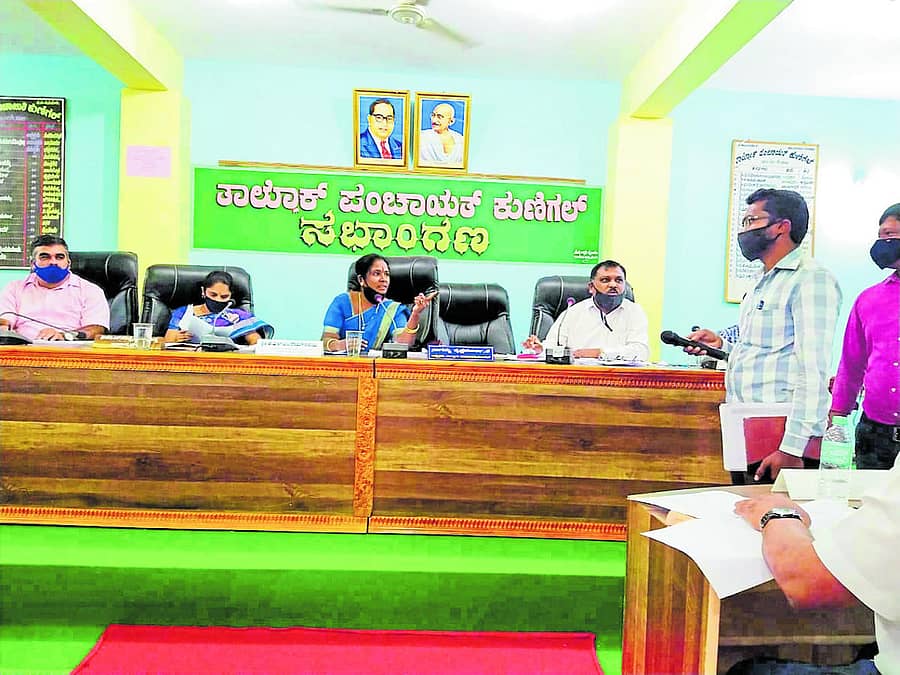 ಕುಣಿಗಲ್ ತಾಲ್ಲೂಕು ಪಂಚಾಯಿತಿ ಸಾಮಾನ್ಯ ಸಭೆಯಲ್ಲಿ ಪರಿವರ್ತಕ ಅಳವಡಿಕೆಯ ಅವ್ಯವಸ್ಥೆ ಬಗ್ಗೆ ಬೆಸ್ಕಾಂ ಎಂಜಿನಿಯರ್ಗಳನ್ನು ಅಧ್ಯಕ್ಷೆ ನಾಗಮ್ಮ ತರಾಟೆಗೆ ತೆಗೆದುಕೊಂಡರು