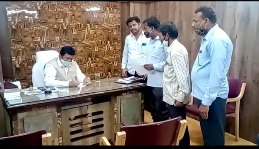 ಕೊಪ್ಪಳದಲ್ಲಿ ರಾಜ್ಯ ಅತಿಥಿ ಉಪನ್ಯಾಸಕರ ಹೋರಾಟ ಸಮಿತಿ ವತಿಯಿಂದ ಕೃಷಿ ಮತ್ತು ಉಸ್ತುವಾರಿ ಸಚಿವ ಸಚಿವ ಬಿ.ಸಿ.ಪಾಟೀಲ ಅವರಿಗೆ ಮನವಿ ಸಲ್ಲಿಸಲಾಯಿತು